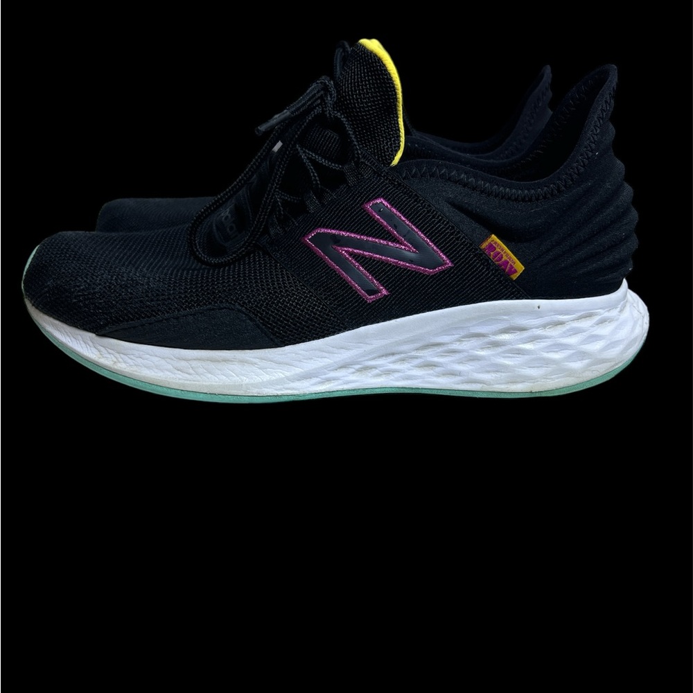 New Balance Fresh Foam Roav Black Green Womens Size 8.5 Running Sneakers